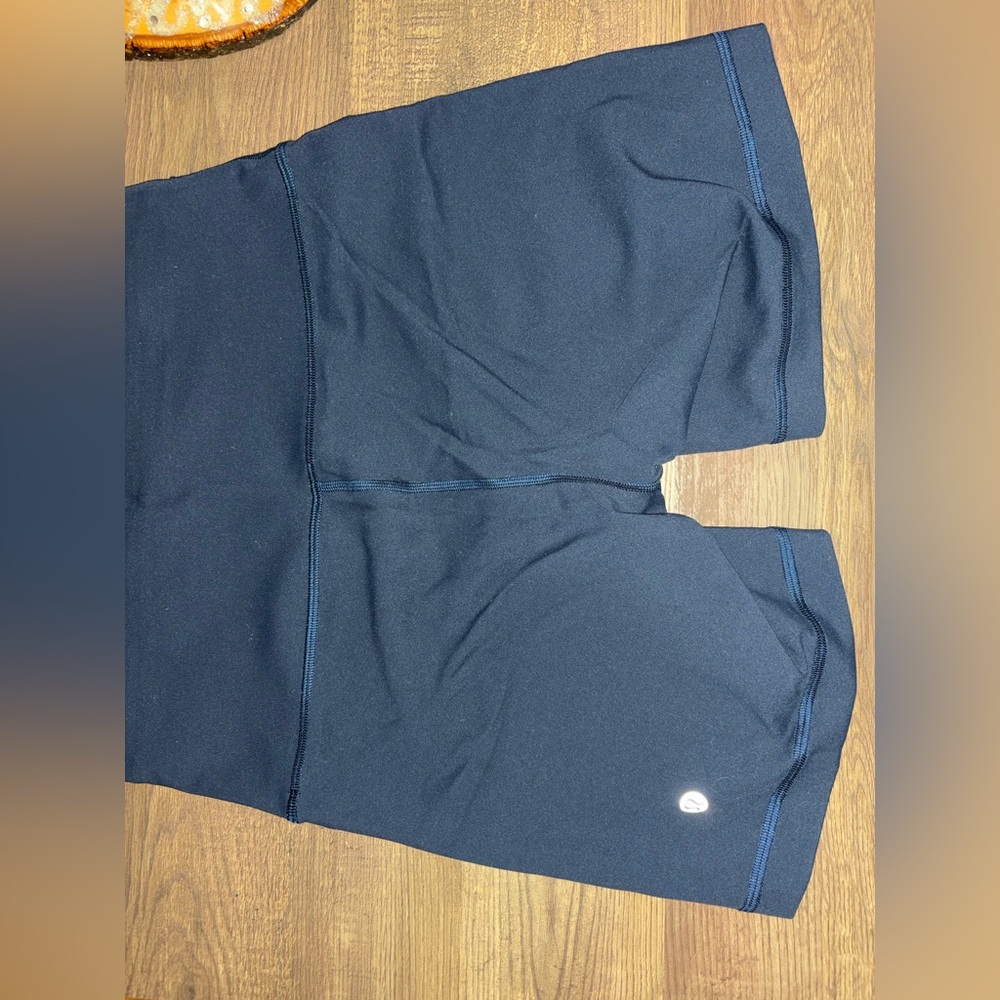 Navy blue Lululemon Wunder Train High-Rise Short 6” Size 8